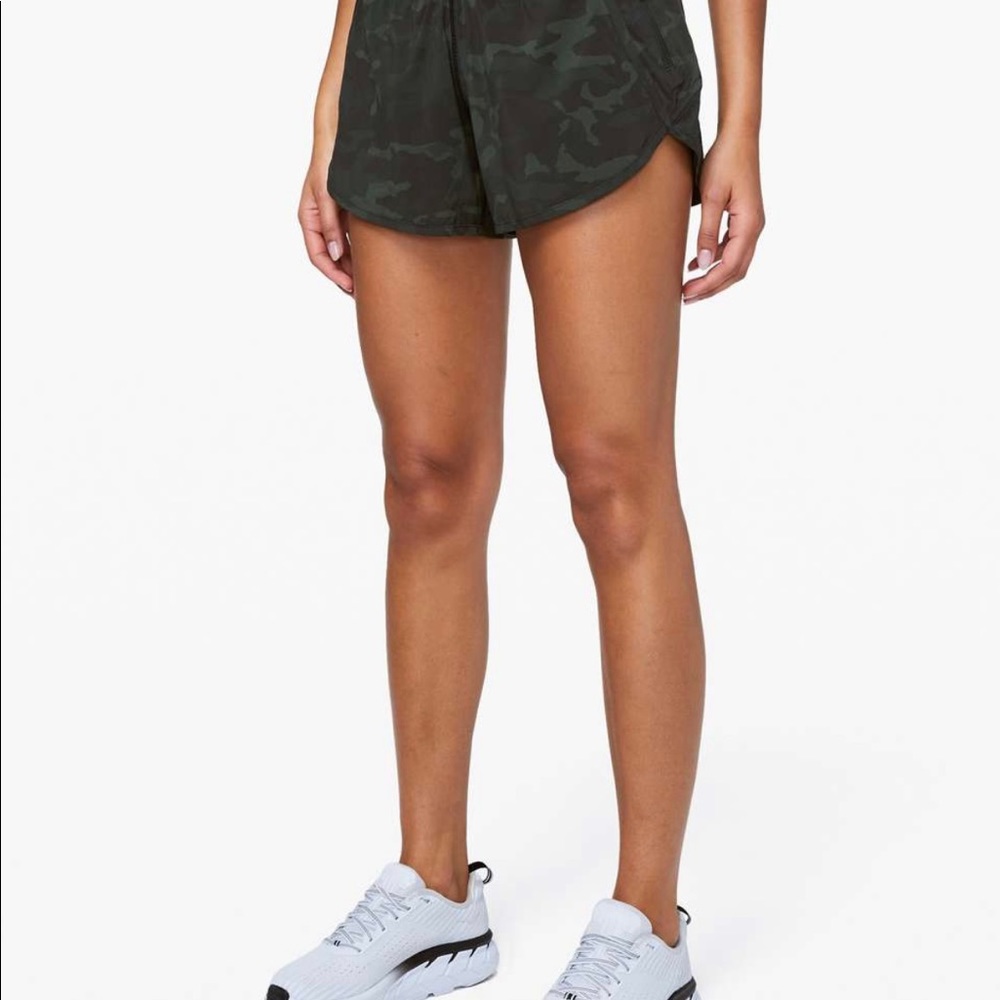 Lululemon tracker short size 4(camo green)4”